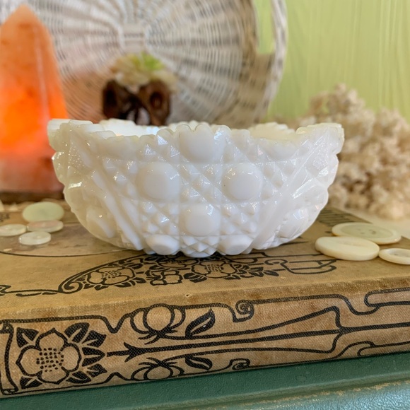 Vintage Milk Glass Bowl 🪿 - Picture 9 of 9